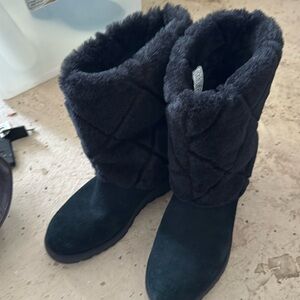 Quilted uggs size 7 like new